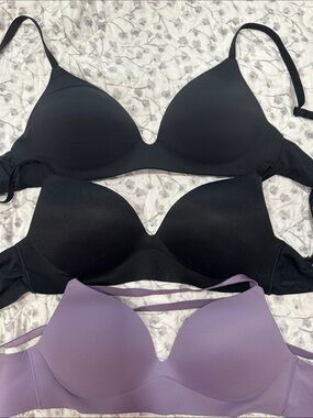 (1) Victoria's Secret Black & Lavender Seamless Lightly Padded T-Shirt Bras